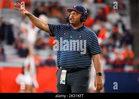 23 settembre 2022: Il capo allenatore della Virginia Cavaliers Tony Elliott guarda contro l'Orange Syracuse durante la prima metà di venerdì 23 settembre 2022 al JMA Wireless Dome di Syracuse, New York. Rich Barnes/CSM Foto Stock