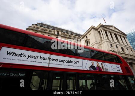 Londra, Regno Unito. 23rd Set, 2022. Un autobus presenta un annuncio con le parole 'What's Your business Capable of' al di fuori della Banca d'Inghilterra a Londra. Il comitato di politica monetaria di Bankís ha aumentato i tassi di interesse ieri al 2,25 per cento anche se nel mini-bilancio di oggi, Kwasi Kwarteng ha svelato i tagli fiscali più grandi in 34 anni. Credit: SOPA Images Limited/Alamy Live News Foto Stock