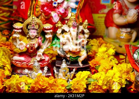 Il Signore Ganesha e la Dea Laxmi - religione indù e celebrazione indiana del festival Diwali. Messa a fuoco selettiva Foto Stock