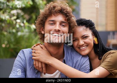 Lo apprezzo tanto. Una giovane coppia affettuosa seduta all'aperto. Foto Stock