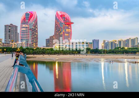 Vista notturna della città di Jinsha Bay, Zhanjiang, Cina Foto Stock
