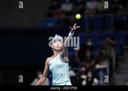 Tokyo, Giappone. 24th Set, 2022. Shuai ZHANG (CHN) serve contro Liudmila SAMSONOVA durante la loro semi-finale di Singles al TORNEO DI TENNIS APERTO 2022 DI TORAY PAN PACIFIC all'Ariake Coliseum. Il torneo si tiene dal 17 al 25 settembre. (Credit Image: © Rodrigo Reyes Marin/ZUMA Press Wire) Credit: ZUMA Press, Inc./Alamy Live News Foto Stock