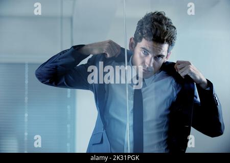 In caso di dubbi, adatta. Ritratto corto di un bel giovane uomo d'affari che si prepara per il lavoro. Foto Stock