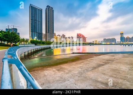 Vista notturna della città di Jinsha Bay, Zhanjiang, Cina Foto Stock
