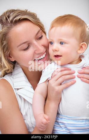 HES crescere così velocemente. Una giovane donna attarctive e il suo figlio adorabile. Foto Stock