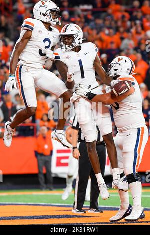 23 settembre 2022: Il ricevitore della Virginia Cavaliers Lavel Davis Jr. (1) festeggia il suo attacco al touchdown con i compagni di squadra contro l'Orange Syracuse durante la seconda metà di venerdì, 23 settembre 2022 al JMA Wireless Dome di Syracuse, New York. Rich Barnes/CSM Foto Stock