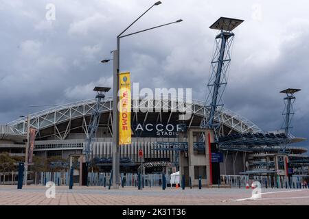 Sydney, Australia. 24th Set, 2022. Fuori dallo stadio Accor prima della partita della Coppa del mondo femminile FIBA 2022 tra Stati Uniti e Cina al Sydney Superdome di Sydney, Australia. (Foto: NOE Llamas/Sports Press Photo/C - SCADENZA UN'ORA - ATTIVA FTP SOLO SE LE IMMAGINI HANNO MENO DI UN'ORA - Alamy) Credit: SPP Sport Press Photo. /Alamy Live News Foto Stock