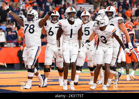 23 settembre 2022: Il ricevitore della Virginia Cavaliers Lavel Davis Jr. (1) festeggia il suo attacco al touchdown con i compagni di squadra contro l'Orange Syracuse durante la seconda metà di venerdì, 23 settembre 2022 al JMA Wireless Dome di Syracuse, New York. Rich Barnes/CSM Foto Stock