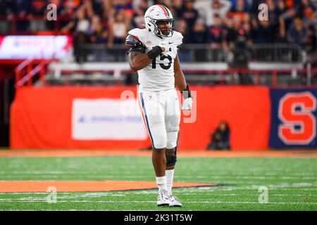 23 settembre 2022: Virginia Cavaliers linebacker Chico Bennett, Jr. (15) celebra un gioco difensivo contro il Syracuse Orange durante la seconda metà di venerdì 23 settembre 2022 al JMA Wireless Dome di Syracuse, New York. Rich Barnes/CSM Foto Stock