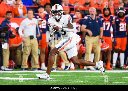 23 settembre 2022: Il ricevitore largo della Virginia Cavaliers Dontayvion Wicks (3) cattura la palla contro l'arancione di Syracuse durante la prima metà di venerdì, 23 settembre 2022 al JMA Wireless Dome di Syracuse, New York. Rich Barnes/CSM Foto Stock