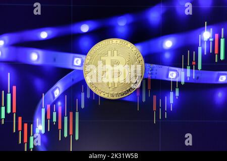 Moneta Bitcoin con il concetto di blockchain. Concetto di criptovaluta virtuale. Bitcoins su scala Foto Stock