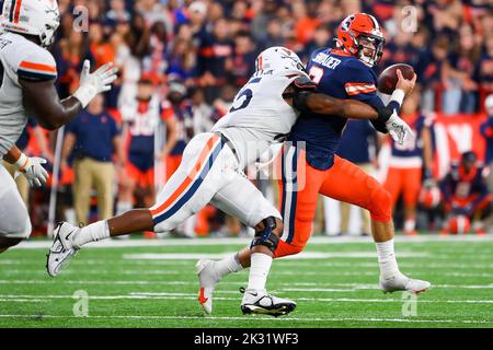 23 settembre 2022: Virginia Cavaliers linebacker Chico Bennett, Jr. (15) sacks Syracuse Orange quarterback Garrett Shrader (6) durante la seconda metà di Venerdì, 23 settembre 2022 al JMA Wireless Dome di Syracuse, New York. Rich Barnes/CSM Foto Stock