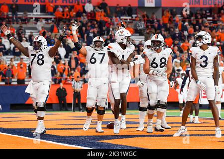 23 settembre 2022: L'ampio ricevitore della Virginia Cavaliers Lavel Davis Jr. (Centro) celebra il suo attacco di ritocco con i compagni di squadra contro il Syracuse Orange durante la seconda metà di venerdì 23 settembre 2022 al JMA Wireless Dome di Syracuse, New York. Rich Barnes/CSM Foto Stock