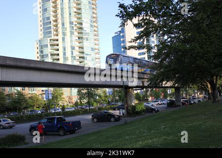 Uno SkyTrain che passa dalla stazione Science World nel centro cittadino Foto Stock