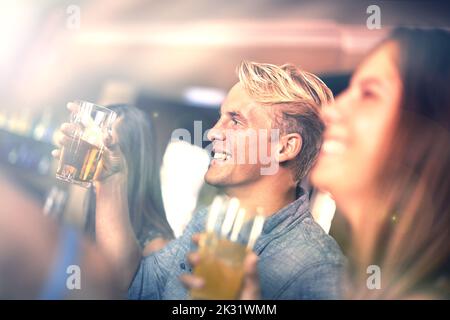 Buon divertimento con gli amici. Amici bere e divertirsi in un pub. Foto Stock