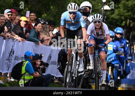 Wollongong, Australia. 24th Set, 2022. Il belga Julie Van de Velde e il britannico Elynor Backstedt hanno ritratto in azione durante la corsa su strada femminile d'élite ai Campionati del mondo di strada UCI Cycling 2022, a Wollongong, Australia, sabato 24 settembre 2022. I Mondi si svolgono dal 18 al 25 settembre. FOTO DI BELGA DIRK WAEM Credit: Agenzia Notizie di Belga/Alamy Live News Foto Stock