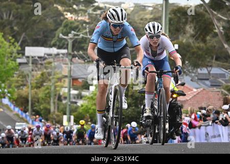 Wollongong, Australia. 24th Set, 2022. Il belga Julie Van de Velde e il britannico Elynor Backstedt hanno ritratto in azione durante la corsa su strada femminile d'élite ai Campionati del mondo di strada UCI Cycling 2022, a Wollongong, Australia, sabato 24 settembre 2022. I Mondi si svolgono dal 18 al 25 settembre. FOTO DI BELGA DIRK WAEM Credit: Agenzia Notizie di Belga/Alamy Live News Foto Stock