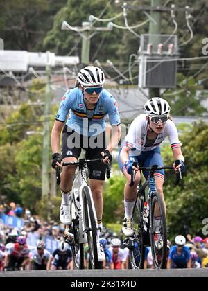 Wollongong, Australia. 24th Set, 2022. Il belga Julie Van de Velde e il britannico Elynor Backstedt hanno ritratto in azione durante la corsa su strada femminile d'élite ai Campionati del mondo di strada UCI Cycling 2022, a Wollongong, Australia, sabato 24 settembre 2022. I Mondi si svolgono dal 18 al 25 settembre. FOTO DI BELGA DIRK WAEM Credit: Agenzia Notizie di Belga/Alamy Live News Foto Stock