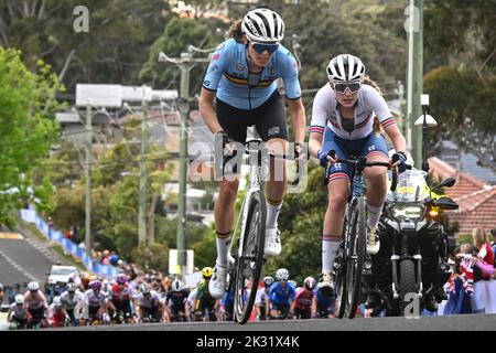 Wollongong, Australia. 24th Set, 2022. Il belga Julie Van de Velde e il britannico Elynor Backstedt hanno ritratto in azione durante la corsa su strada femminile d'élite ai Campionati del mondo di strada UCI Cycling 2022, a Wollongong, Australia, sabato 24 settembre 2022. I Mondi si svolgono dal 18 al 25 settembre. FOTO DI BELGA DIRK WAEM Credit: Agenzia Notizie di Belga/Alamy Live News Foto Stock