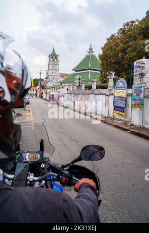 Melaka, Malesia - 25 agosto 2022 moschea Kampung Kling costruita nel 1748 nella città di Malacca Malesia. Vista dalla motocicletta. Foto Stock