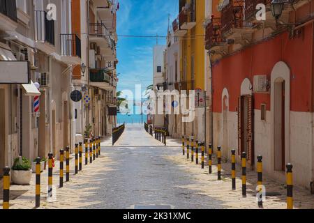 Una vista aerea della strada stretta circondata da edifici a Manfredonia Foto Stock