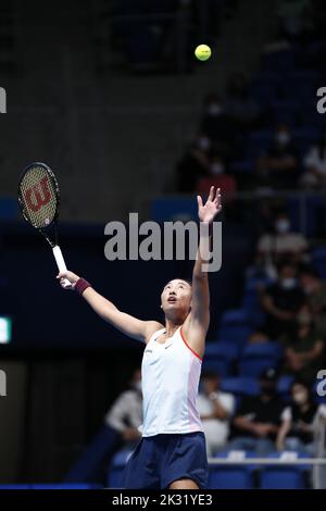 Tokyo, Giappone. 24th Set, 2022. Qinwen ZHENG (CHN) serve contro Veronika KUDERMETOVA durante la loro semi-finale al TORNEO DI TENNIS APERTO TORAY PAN PACIFIC 2022 all'Ariake Coliseum. Il torneo si tiene dal 17 al 25 settembre. (Credit Image: © Rodrigo Reyes Marin/ZUMA Press Wire) Credit: ZUMA Press, Inc./Alamy Live News Foto Stock