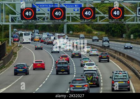 TODDINGTON, INGHILTERRA, Regno Unito - 04 settembre 2022 - traffico sulla M1 'Smart' autostrada vicino a Toddington, Bedfordshire, Inghilterra, Regno Unito. Le autostrade intelligenti sono state Foto Stock