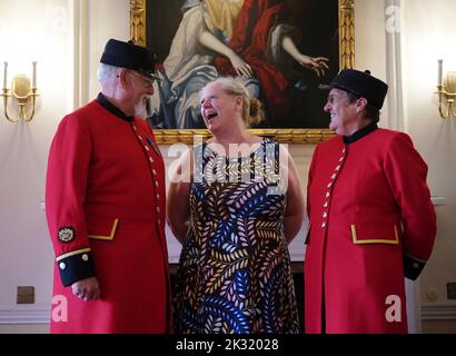 Foto precedentemente non pubblicata datata 08/09/22 di Vanessa Sloane, Vice capo infermiera a Chelsea e Westminster Hospital, con i pensionati di Chelsea Peter Turner, 73 anni, e Monica Parrot, 76 anni, dopo aver dato loro le vaccinazioni autunnali di Covid Booster, al Royal Hospital Chelsea, Londra. Data di emissione: Sabato 24 settembre 2022. Foto Stock