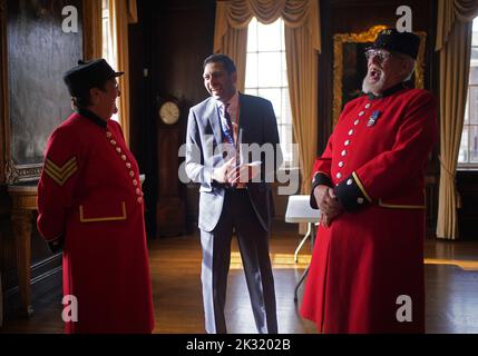 Foto precedentemente non pubblicata datata 08/09/22 di Steve Russell, Direttore Nazionale per le vaccinazioni e lo screening, NHS Inghilterra, parlando con i pensionati di Chelsea Peter Turner, 73, e Monica Parrott, 76, dopo aver ricevuto le vaccinazioni autunnali di Covid Booster, al Royal Hospital Chelsea, Londra. Data di emissione: Sabato 24 settembre 2022. Foto Stock