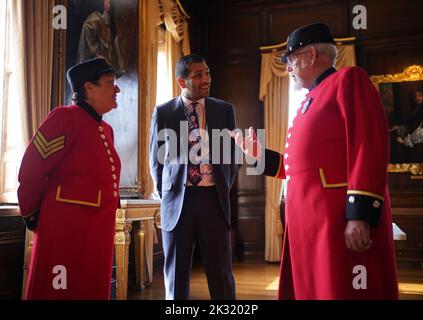 Foto precedentemente non pubblicata datata 08/09/22 di Steve Russell, Direttore Nazionale per le vaccinazioni e lo screening, NHS Inghilterra, parlando con i pensionati di Chelsea Peter Turner, 73, e Monica Parrott, 76, dopo aver ricevuto le vaccinazioni autunnali di Covid Booster, al Royal Hospital Chelsea, Londra. Data di emissione: Sabato 24 settembre 2022. Foto Stock