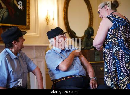 Foto non pubblicata in precedenza datata 08/09/22 di Vanessa Sloane, Vice capo infermiera a Chelsea e Westminster Hospital, che amministra il pensionato di Chelsea Peter Turner, 73 anni, con la vaccinazione di richiamo autunnale di Covid, come guarda il collega pensionato di Chelsea Monica Parrot, 76, al Royal Hospital Chelsea, Londra. Data di emissione: Sabato 24 settembre 2022. Foto Stock