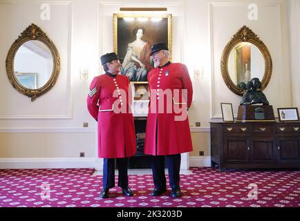 Foto precedentemente non pubblicata datata 08/09/22 dei pensionati di Chelsea Monica Parrott, 76, e Peter Turner, 73, prima di ricevere lì la vaccinazione di richiamo di Covid autunno al Royal Hospital Chelsea, Londra. Data di emissione: Sabato 24 settembre 2022. Foto Stock