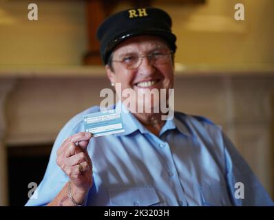 Foto precedentemente non pubblicata datata 08/09/22 della pensionato Monica Parrott di Chelsea, di 76 anni, che tiene in mano la sua tessera di vaccinazione dopo aver ricevuto la vaccinazione autunnale Covid Booster al Royal Hospital Chelsea, Londra. Data di emissione: Sabato 24 settembre 2022. Foto Stock