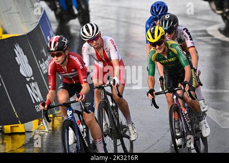 Wollongong, Australia. 24th Set, 2022. Katarzyna Niewiadoma polacco; Cecilie danese Uttrup Ludwig; Ashleigh Moolman Pasio sudafricano raffigurato in azione durante la corsa su strada femminile in occasione dei Campionati del mondo di strada UCI in bicicletta 2022, a Wollongong, Australia, sabato 24 settembre 2022. I Mondi si svolgono dal 18 al 25 settembre. FOTO DI BELGA DIRK WAEM Credit: Agenzia Notizie di Belga/Alamy Live News Foto Stock