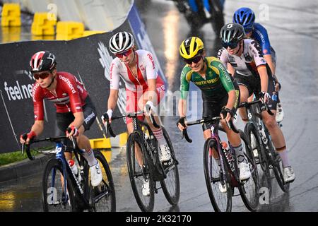 Wollongong, Australia. 24th Set, 2022. Katarzyna Niewiadoma polacco; Cecilie danese Uttrup Ludwig; Ashleigh Moolman Pasio sudafricano raffigurato in azione durante la corsa su strada femminile in occasione dei Campionati del mondo di strada UCI in bicicletta 2022, a Wollongong, Australia, sabato 24 settembre 2022. I Mondi si svolgono dal 18 al 25 settembre. FOTO DI BELGA DIRK WAEM Credit: Agenzia Notizie di Belga/Alamy Live News Foto Stock