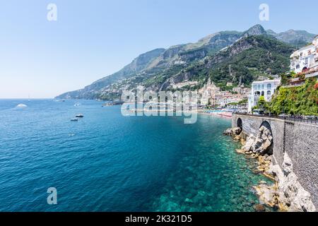 Una vista aerea di scogliere e case lungo la Costiera Amalfitana, Italia sotto il cielo blu Foto Stock