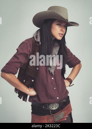 Non mi mentivo... non hai appena posto la domanda giusta... una giovane donna attraente in abbigliamento da cowboy. Foto Stock