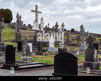 West Cork, Irlanda, 2 maggio 2022. Un cimitero cattolico in una giornata nuvolosa. Pietre tombali in pietra. Cimitero di Darrara in Irlanda. Headstone Foto Stock