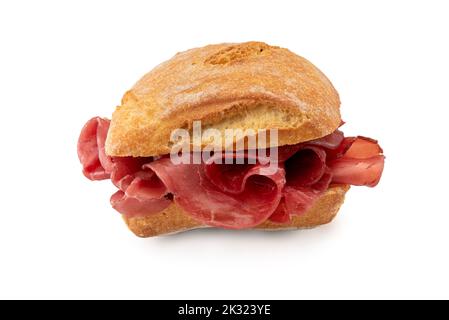 Sandwich con bresaola isolato su pane bianco di semola di grano duro con fette di salame di manzo secco della Valtellina. Tracciato di ritaglio Foto Stock