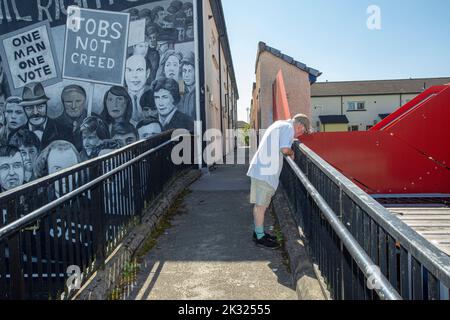 Un murale in Derry raffiguranti eventi durante i guai in Irlanda del Nord Foto Stock