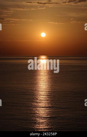 riflessi di luce sulle onde dell'oceano dal sole che sorge Foto Stock