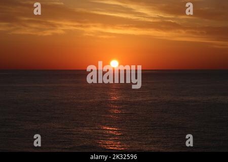 alba dorata sul mare Foto Stock