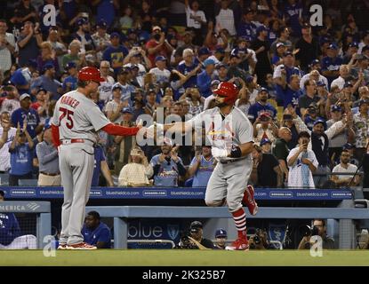 Los Angeles, Stati Uniti. 23rd Set, 2022. St. Louis Cardinals Slugger Albert Pujols è salutato da Ron 'Pop' Warner mentre gira le basi dopo aver colpito la sua home run 699th, un brillamento a due corse che ha percorso 454 metri nel padiglione del campo sinistro, OFF Dodgers inizia la caraffa Andrew Heaney durante il terzo inno al Dodger Stadium di Los Angeles venerdì 23 settembre 2022. Foto di Jim Ruymen/UPI Credit: UPI/Alamy Live News Foto Stock