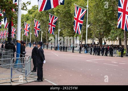 Ufficiali di polizia si sono allineati sul Mall per la processione funeraria della Regina Elisabetta II a Londra dopo la morte della Regina, Inghilterra, Regno Unito Foto Stock