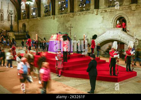 I membri del pubblico vedano la bara della Regina Elisabetta II durante il periodo di sdraiamento nello stato presso Westminster Hall, Londra, Inghilterra, Regno Unito Foto Stock