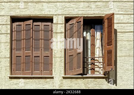 Due finestre si aprono e chiudono con persiane, Chania, Creta, Grecia Foto Stock