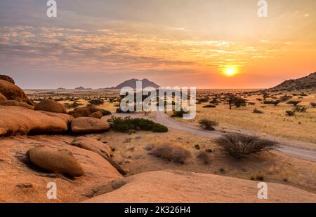 Tramonto sulle montagne Spitzkoppe, Namibia Foto Stock