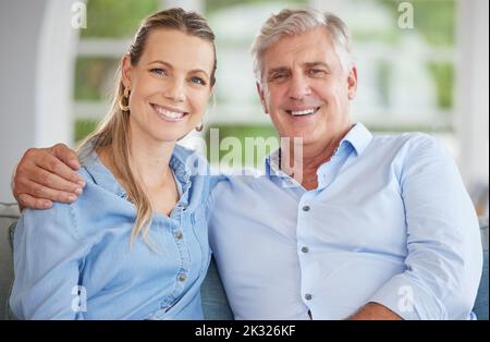 Amore, famiglia e ritratto di padre e figlia rilassarsi su un divano, legarsi e sedersi in un soggiorno insieme. Felice, sorridi e abbracciando il genitore e. Foto Stock