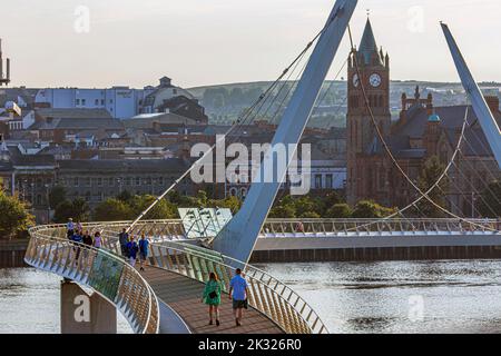 Il Peace Bridge e la Guild Hall a Londonderry / Derry in Irlanda del Nord . Foto Stock