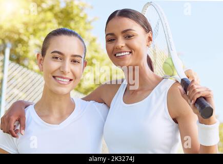Tennis, donne e coppia ritratto con lente flare sole su cielo blu. Allenamenti di atleta fitness o di sportivi professionisti insieme per l'estate Foto Stock